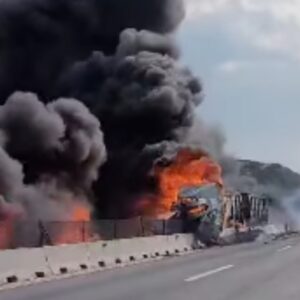 Tráileres se incendian tras choque en la autopista Monterrey-Saltillo; hay dos lesionados