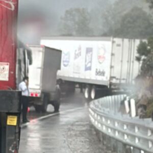 Accidente autopista México-Puebla: tráiler cocha contra muro pasando Río Frío