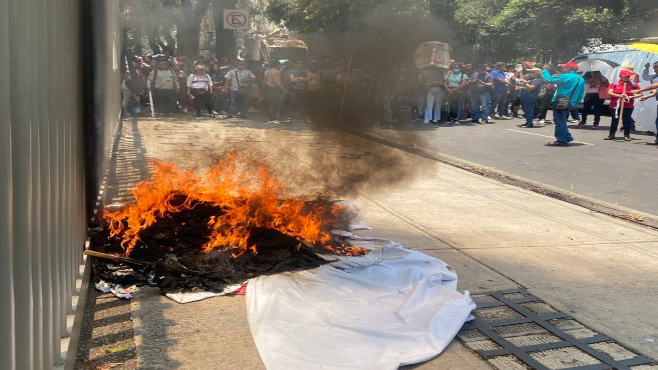 La CNTE quema propaganda frente a sedes de partidos en la CDMX