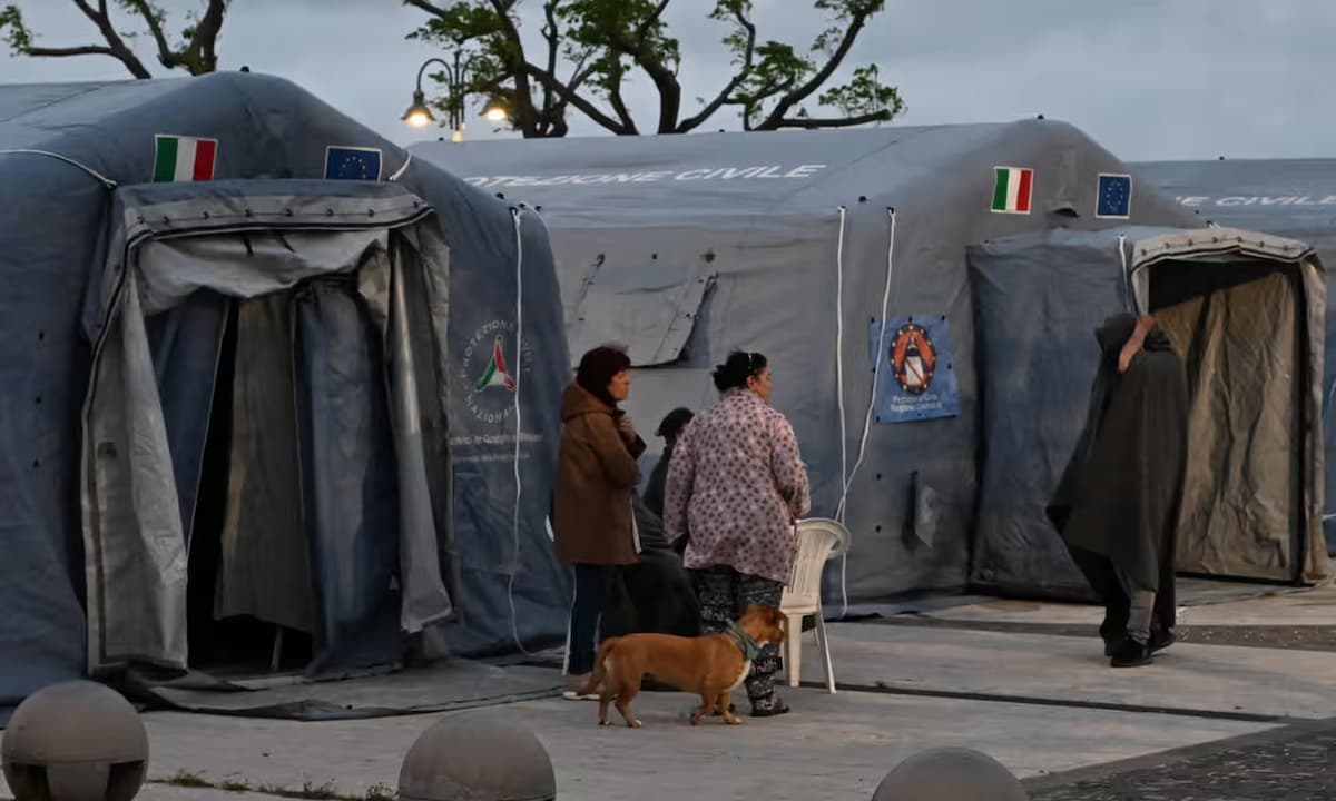 Evacuación de viviendas en Italia tras el sismo más fuerte, en 40 años, cerca del supervolcán en Campi Flegrei