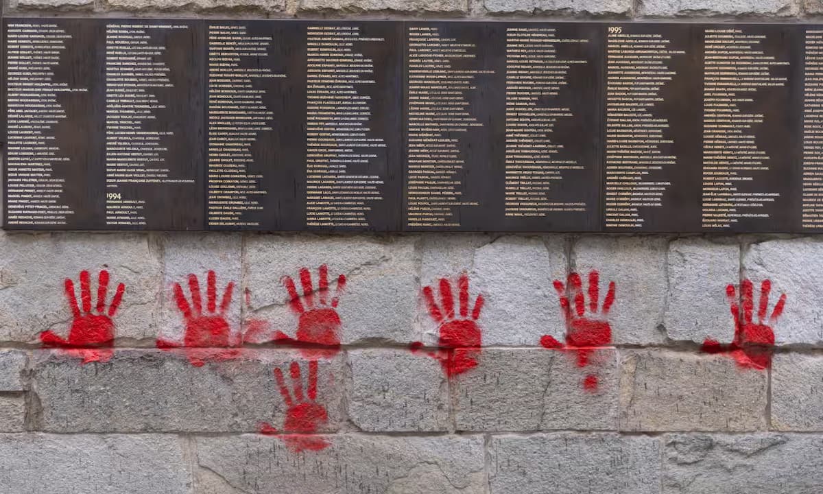 Francia investiga si Rusia está detrás de las pintas en el monumento al Holocausto