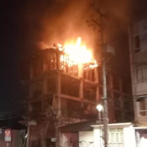 Incendio en Calzada de La Viga: se quema edificio en obra negra en Iztacalco