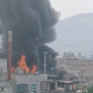 Incendio en Chicoloapan hoy: se quema fabrica en el Edomex