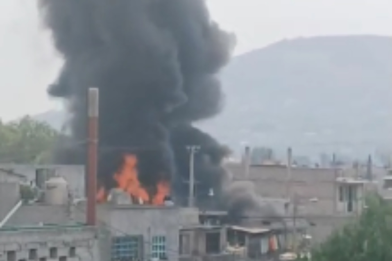 Incendio en Chicoloapan hoy: se quema fabrica en el Edomex