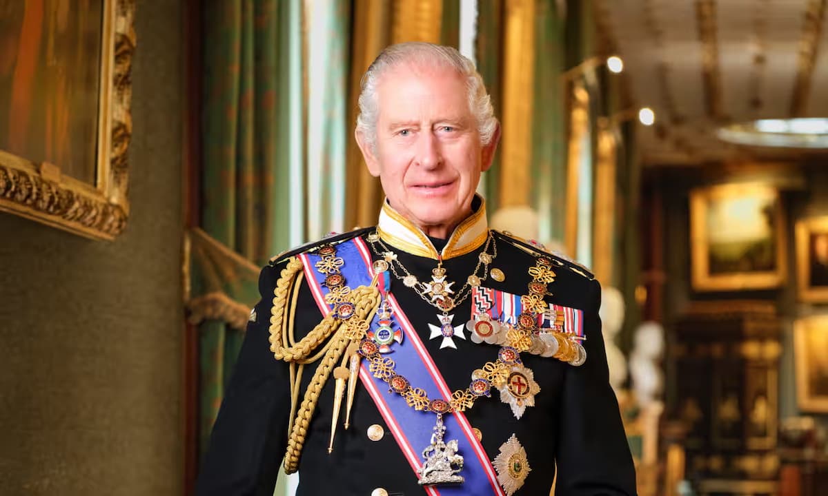 La prórroga del programa de retratos gratuitos del rey Carlos III disgusta a sindicatos y mezquitas