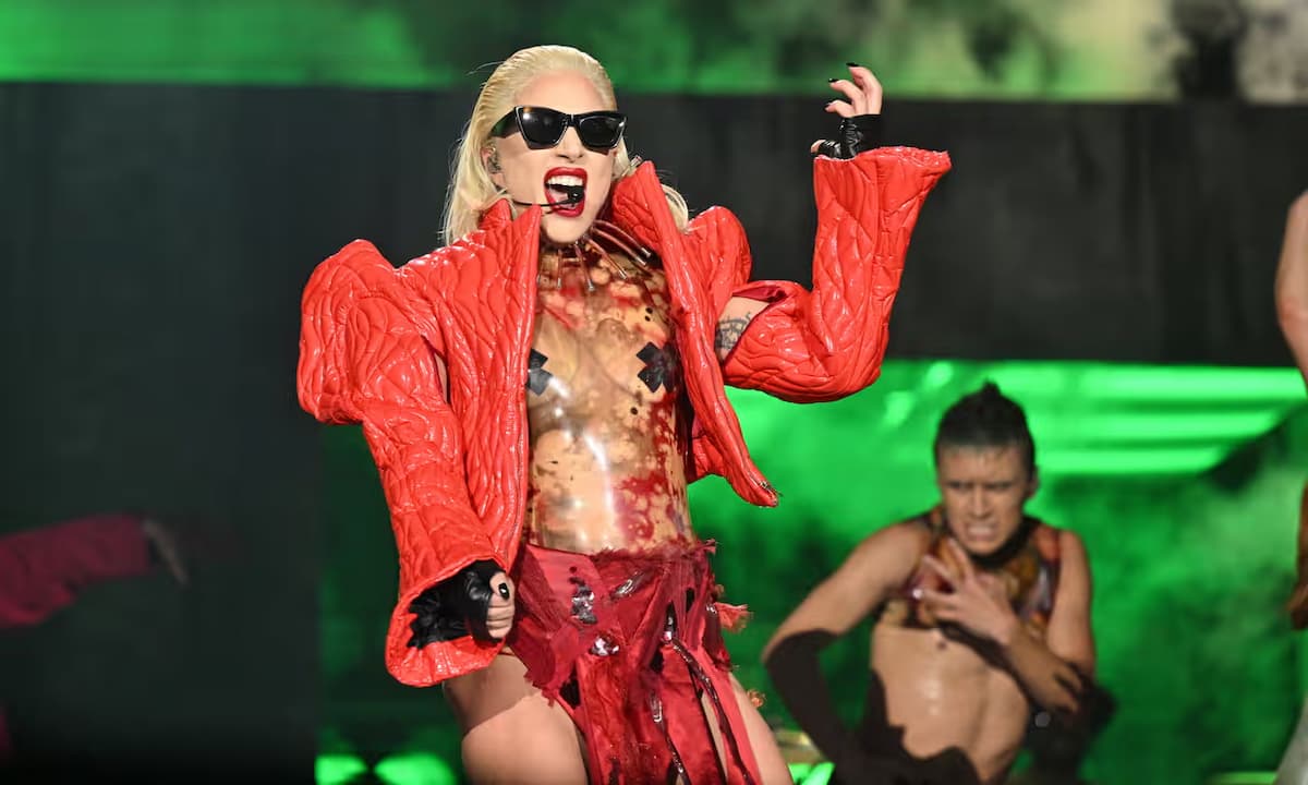 Lady Gaga actuó en el escenario con covid. ¿No aprendimos nada de la pandemia?