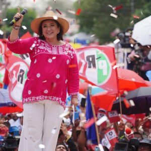 Xóchitl pide a AMLO que se coloque la bandera en el Zócalo este domingo