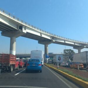 Una pipa se sale del camino en la autopista México-Querétaro