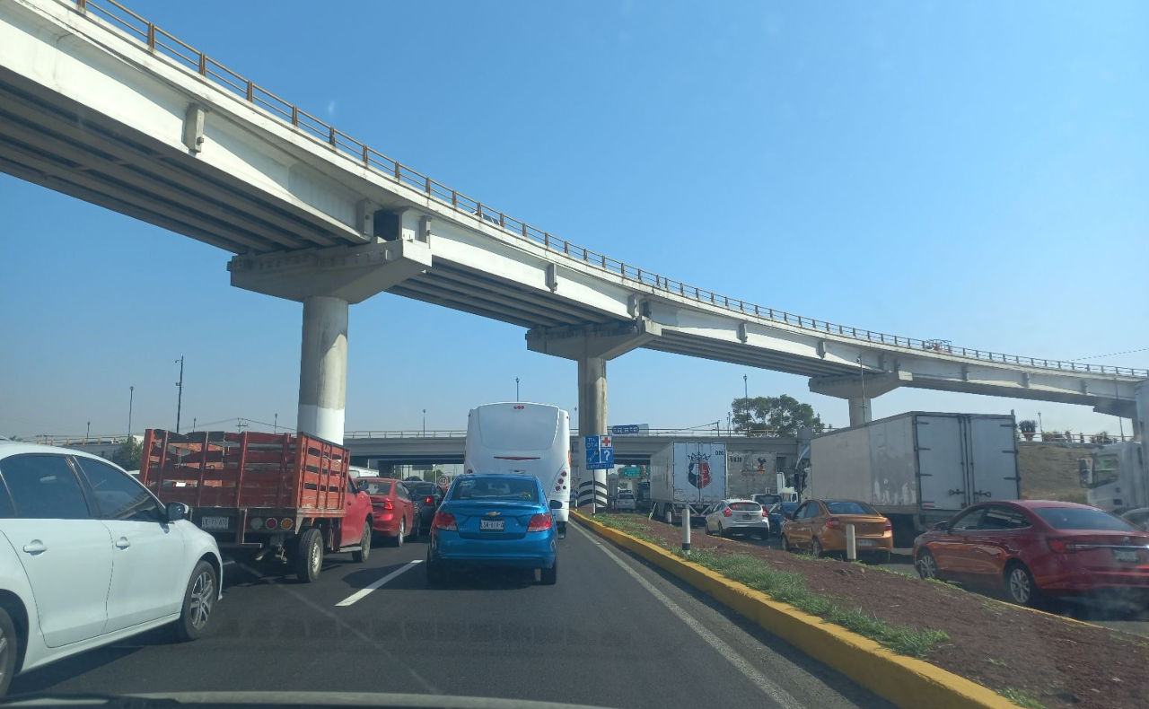 Una pipa se sale del camino en la autopista México-Querétaro