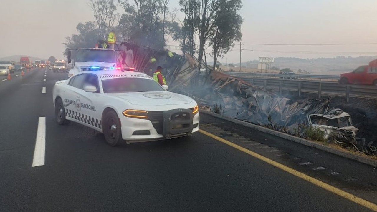 Accidente en la México-Querétaro: tráiler se incendia hacia la CDMX