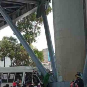 Accidente sobre avenida Tláhuac: choque de microbús deja varios heridos