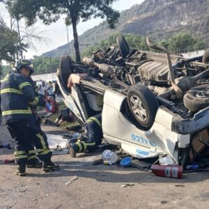 Accidente en la Calzada Zaragoza: volcadura deja 2 personas muertas