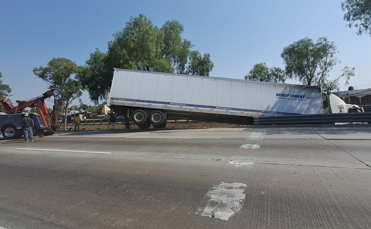 Accidente en la México-Querétaro: retiran a camión que chocó