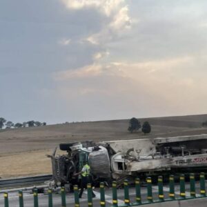 Accidente en la México-Puebla: volcadura de camión mantiene cerrada la circulación