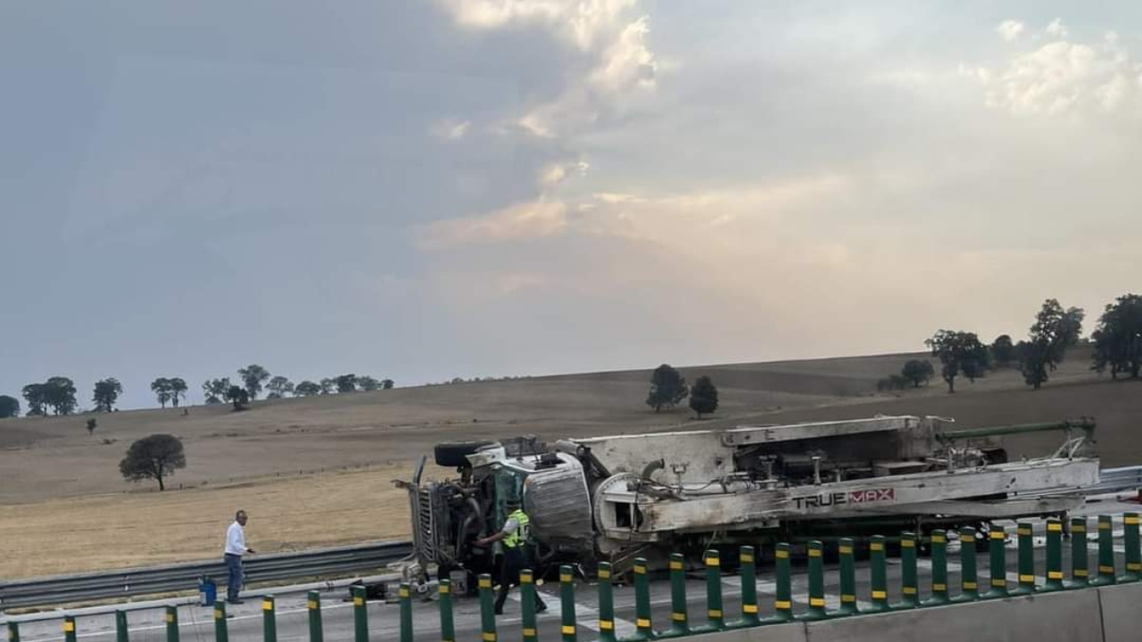 Accidente en la México-Puebla: volcadura de camión provoca reducción de carriles