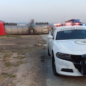 Accidente México-Querétaro: pipa vuelca en Soyaniquilpan, Edomex