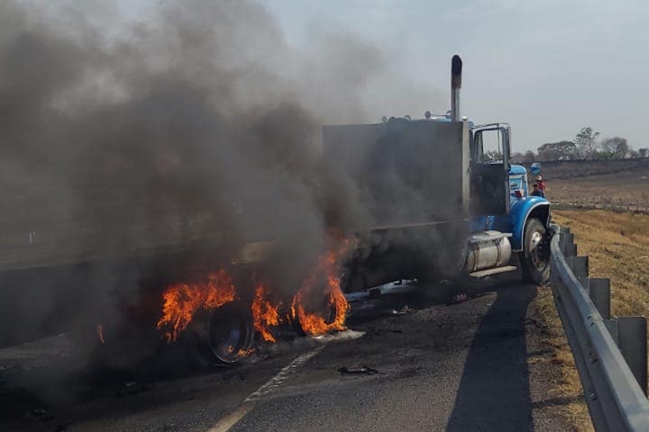 Tráilers chocan y se incendian en la autopista Zapotlanejo-Tepatitlán