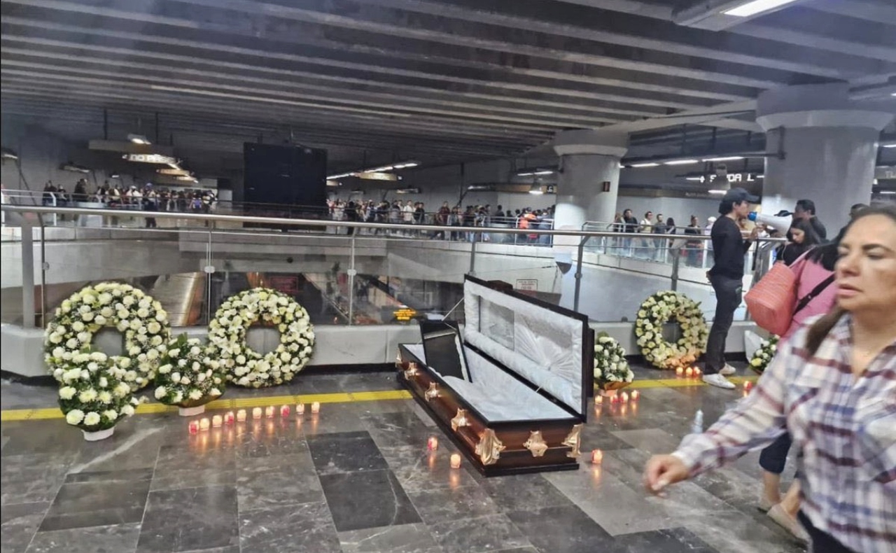 Colocan flores y ataúd en Línea 12 del Metro de la CDMX a tres años del colapso que dejó 26 muertos