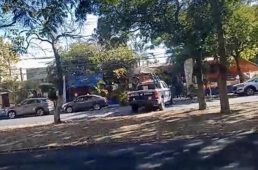 Mando policiaco es asesinado afuera de restaurante en Colima capital
