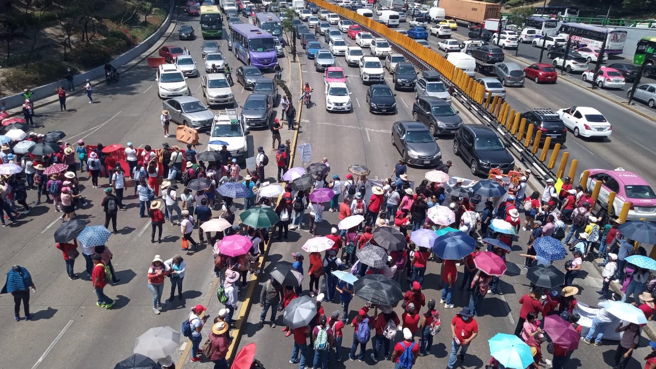 Bloqueo en Circuito Interior: maestros de la CNTE protestan por mejores condiciones laborales
