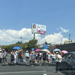 Manifestantes exigen agua con bloqueo en la autopista Mexico-Cuernavaca