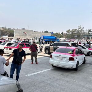 Bloqueo en la México-Cuernavaca: taxistas cierran la caseta de Tlalpan