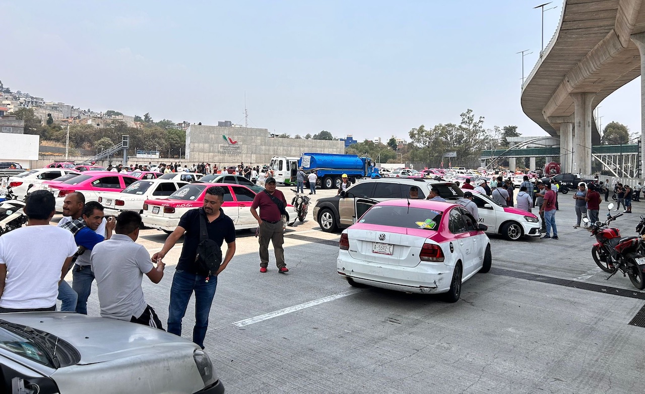 Bloqueo en la México-Cuernavaca: taxistas cierran la caseta de Tlalpan