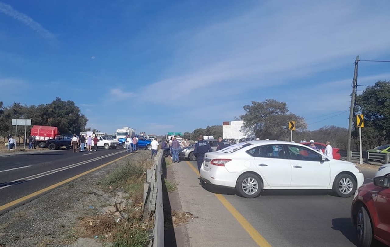 Familia de la menor Dana Keshet bloquea la carretera México-Tuxpan