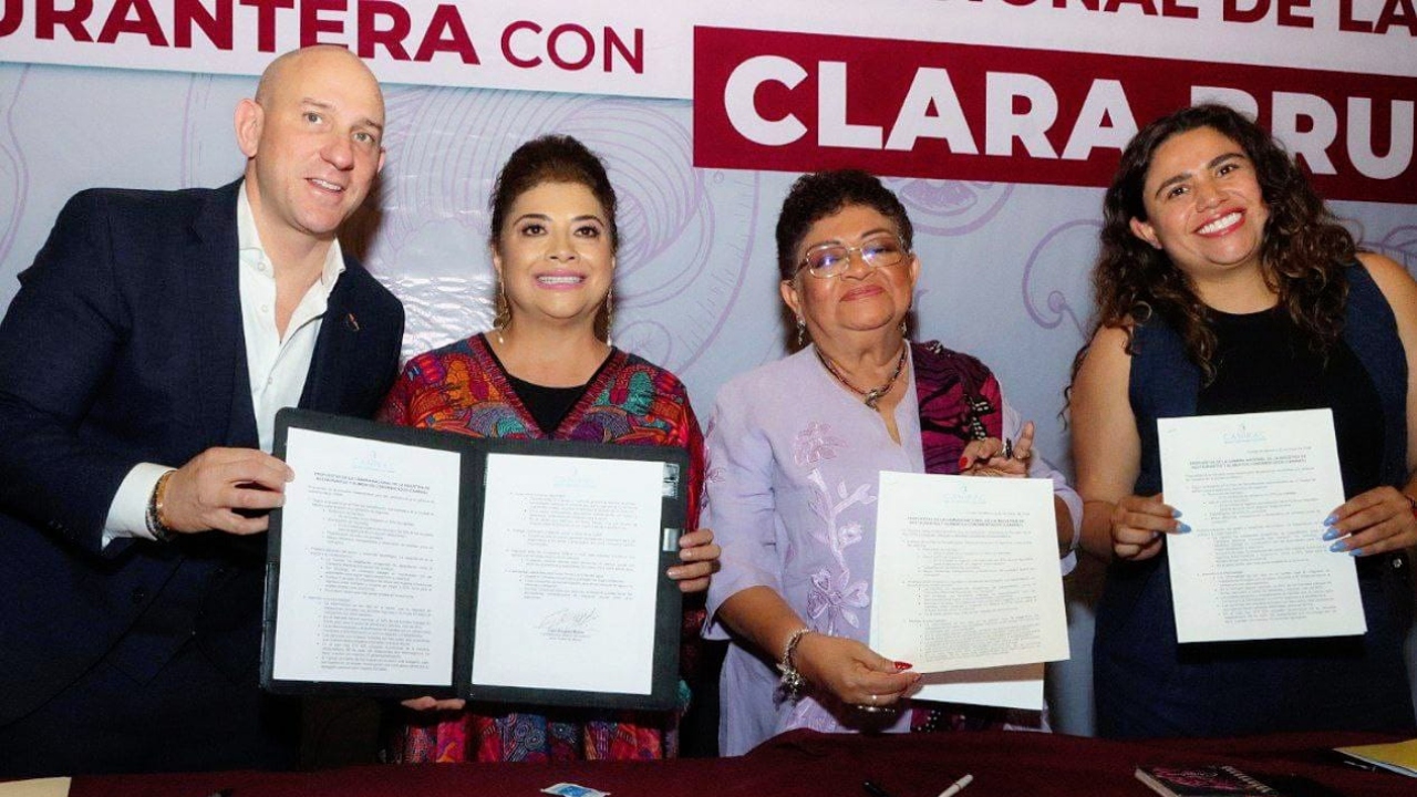 Clara Brugada firma decálogo con restauranteros para desarrollo económico de CDMX