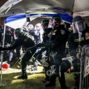 Decenas de detenidos tras irrupción de la policía en campamento propalestino en la UCLA