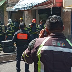 Incendio en la colonia Centro: fuego consume edificio comercial en República de Colombia