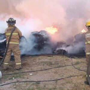Incendio en Chimalhuacán: se quema bodega de cartón en el Edomex