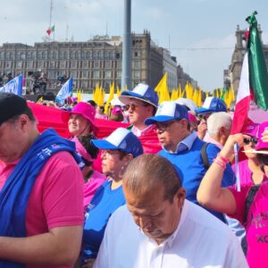 Ciudadanos arriban al Zócalo de la CDMX para mitin de la marcha de la ‘Marea Rosa’
