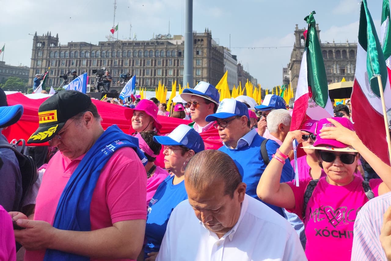 Ciudadanos arriban al Zócalo de la CDMX para mitin de la marcha de la ‘Marea Rosa’