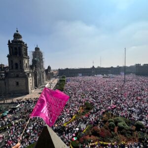Marea rosa pondrá su propia bandera, aunque AMLO dijo que sí la colocará el domingo