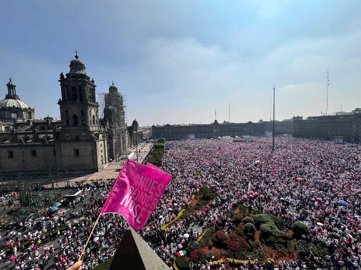 Marea rosa pondrá su propia bandera, aunque AMLO dijo que sí la colocará el domingo