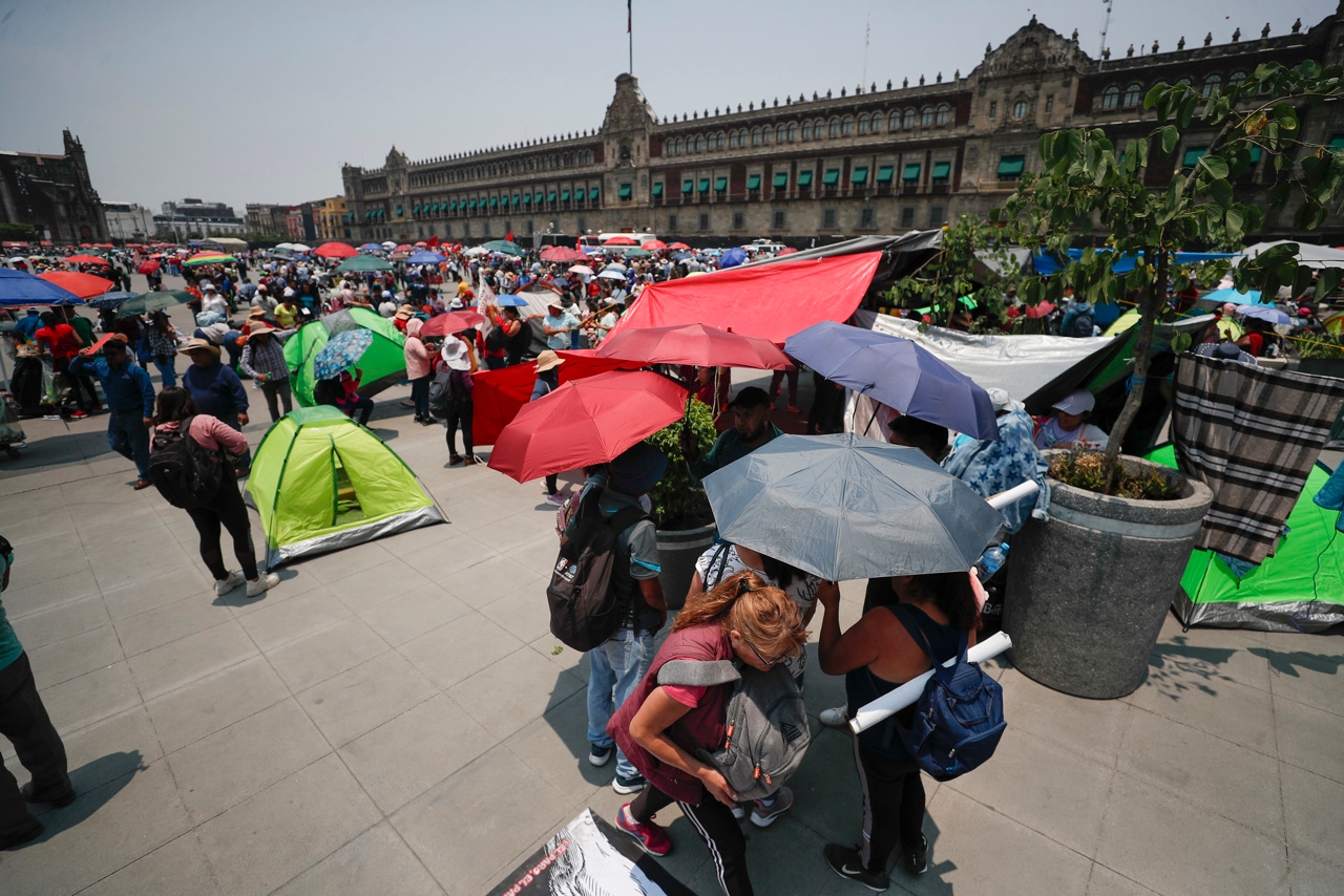 ‘No había ningún acuerdo’: CNTE mantiene plantón en el Zócalo ante la ‘Marea Rosa’