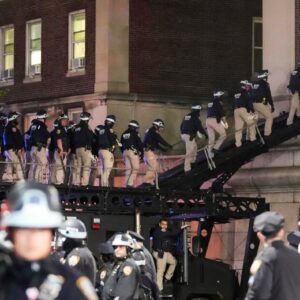 Policía irrumpe en Universidad de Columbia y detiene a estudiantes propalestinos