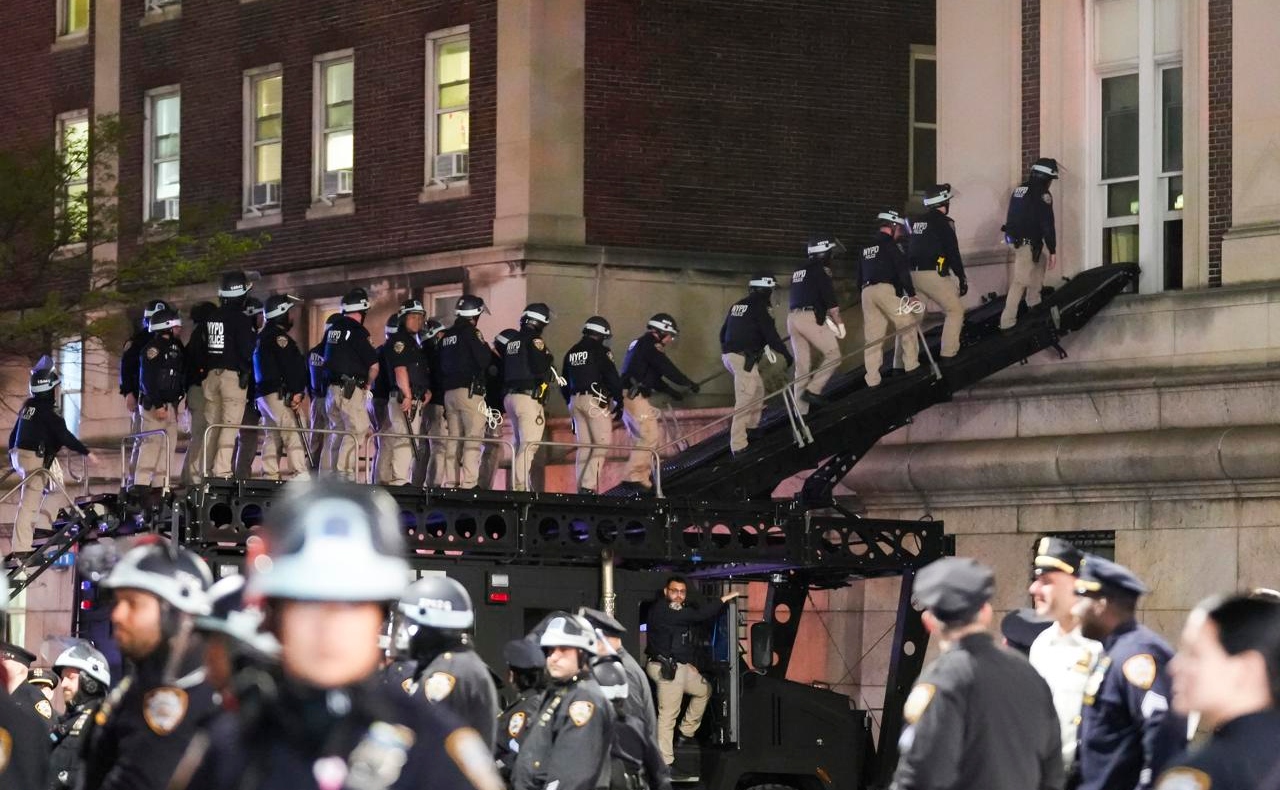 Policía irrumpe en Universidad de Columbia y detiene a estudiantes propalestinos