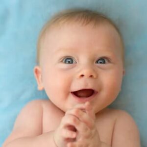 Bebés que balbucean podrían estar preparándose para hablar, según científicos