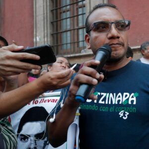 Padres de los 43 normalistas de Ayotzinapa exigen a AMLO ser un ‘vínculo’ con Sheinbaum