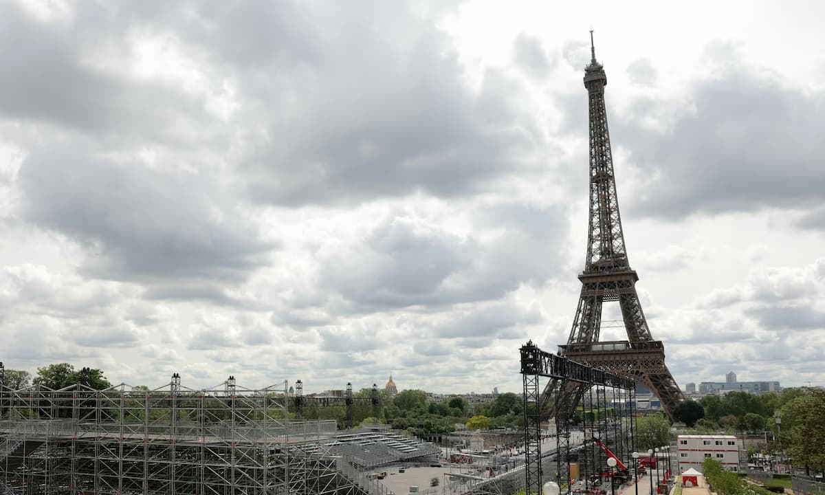 Sospechas de injerencia rusa tras colocación de ataúdes con la bandera francesa en la Torre Eiffel