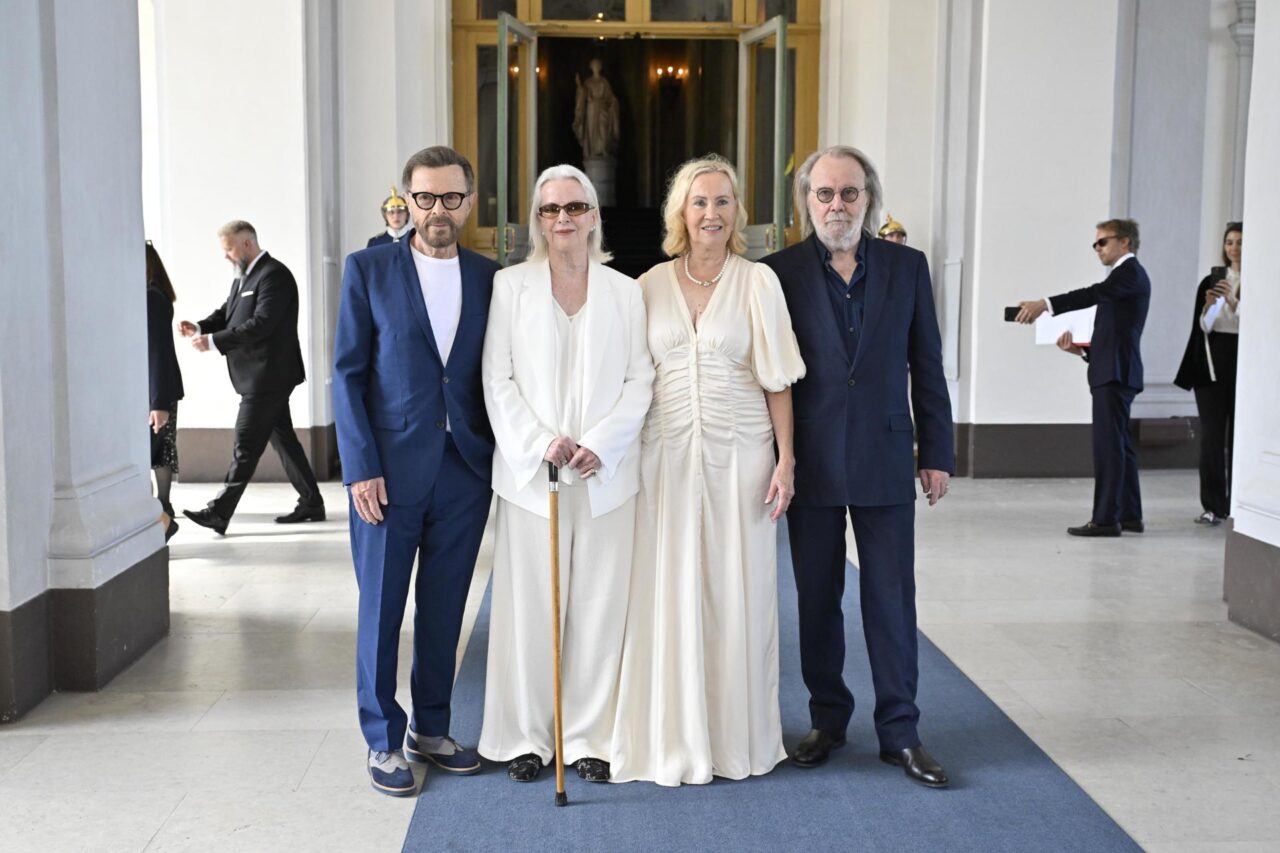 ABBA se reúne y obtiene reconocimiento de manos del rey de Suecia