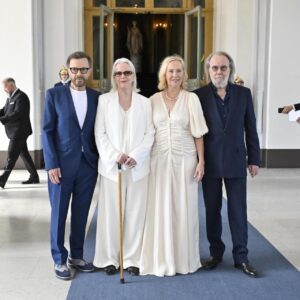 ABBA se reúne y obtiene reconocimiento de manos del rey de Suecia