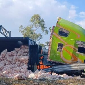 Vuelca camión de carga en accidente en la autopista México-Querétaro