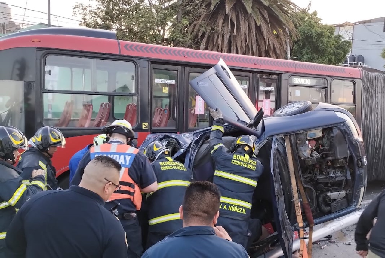 Choque de auto y Metrobús deja dos muertos en Leyes de Reforma, Iztapalapa