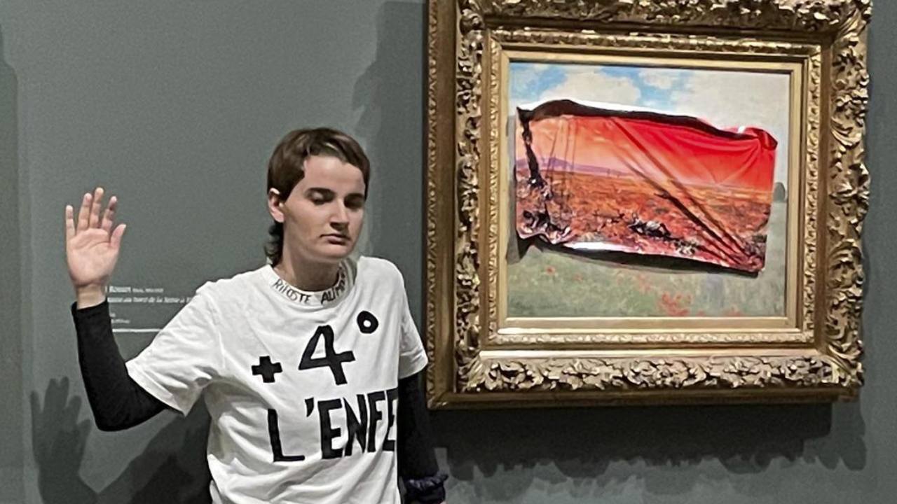 Activista ecologista fue detenida en el Museo de Orsay por pegar un póster en un Monet