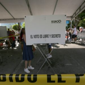 Elecciones en México 2024: ‘Vendido, vendido’, gritan votantes a Zaldívar