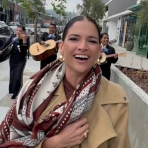 Natalia Jiménez le lleva serenata a restaurante que la discriminó