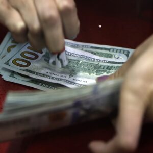 Peso mexicano pierde terreno frente al dólar: supera las 18 unidades